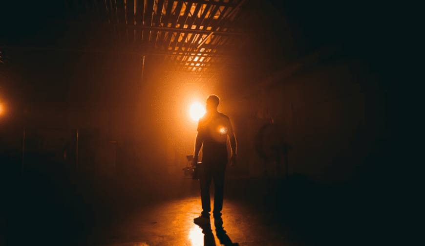 成都宣傳片拍攝黃金法則：從運(yùn)鏡到打光的實(shí)戰(zhàn)級(jí)操作手冊(cè)